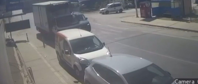 Yalova'da 4 aracın karıştığı kaza kamerada: Yol kenarındaki işçi ölümden döndü - Resim: 2