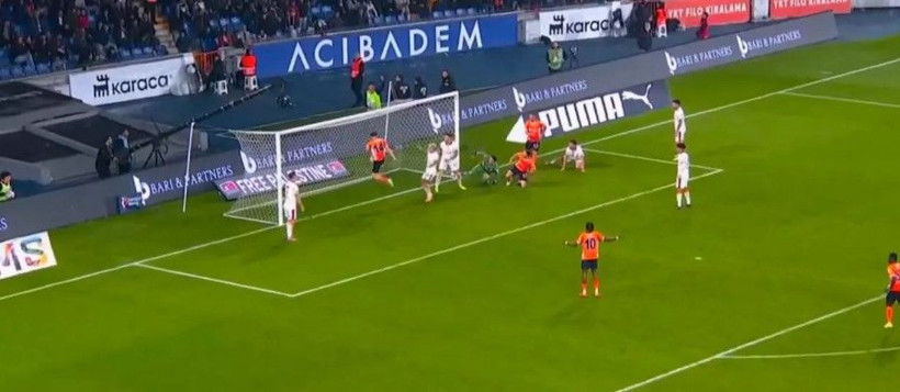 Başakşehir - Galatasaray maçında tartışmalı pozisyon! Gol 4 dakika incelenip iptal edildi - Resim: 1