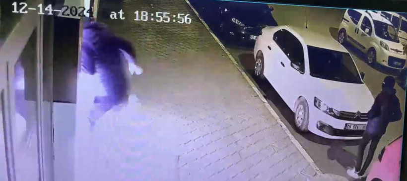 Iğdır'da AK Parti İl Başkanlığı binasına molotoflu saldırı - Fotoğraf: 5