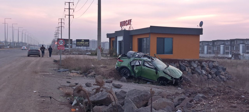 Takla atan otomobildeki 3 kişi yaralandı; kaza anı kamerada - Resim: 2