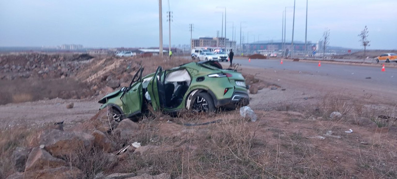 Takla atan otomobildeki 3 kişi yaralandı; kaza anı kamerada - Resim: 3