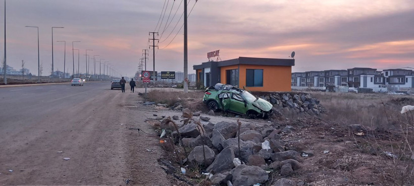 Takla atan otomobildeki 3 kişi yaralandı; kaza anı kamerada - Resim: 4