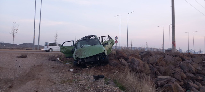 Takla atan otomobildeki 3 kişi yaralandı; kaza anı kamerada - Resim: 1