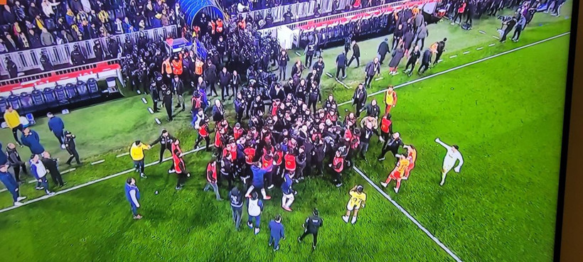 Fenerbahçe-Galatasaray derbisinde kavga çıktı: 4 kırmızı kart, polis sahada! - Resim: 2