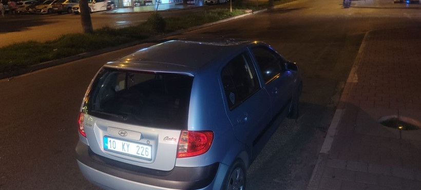 Alev alan sokak lambası otomobilin üzerine düştü - Resim: 4