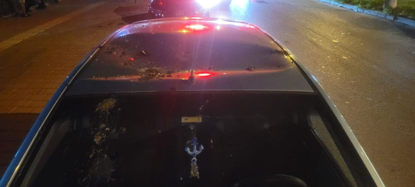 Alev alan sokak lambası otomobilin üzerine düştü - Resim: 3