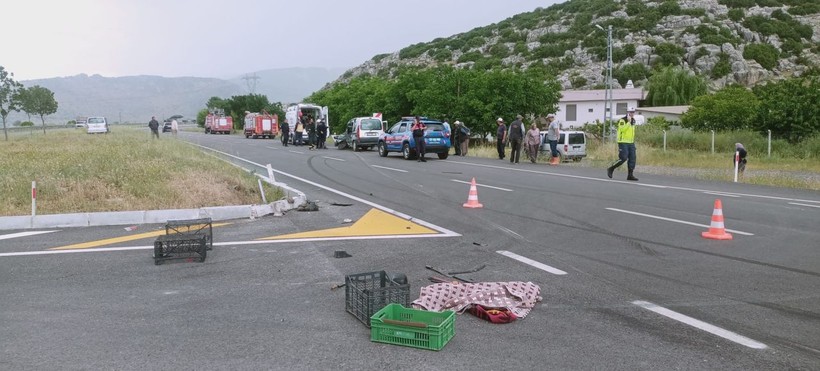Antalya'da otomobil ile hafif ticari araç çarpıştı - Resim: 1