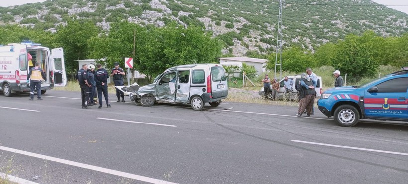Antalya'da otomobil ile hafif ticari araç çarpıştı - Resim: 3