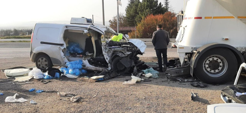 Hafif ticari araç, park halindeki tankere çarptı: 1'i bebek 3 kişinin öldüğü kaza anı kamerada - Resim: 2