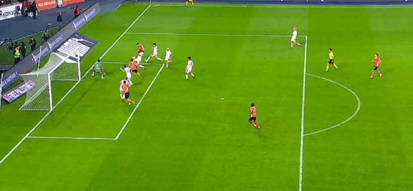 Başakşehir - Galatasaray maçında tartışmalı pozisyon! Gol 4 dakika incelenip iptal edildi - Resim: 2