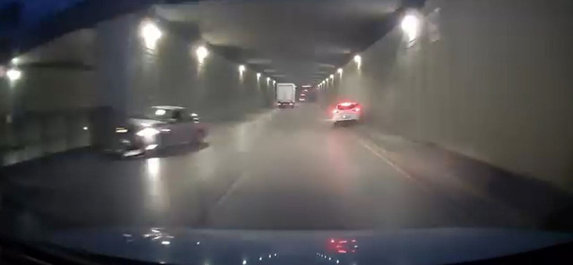 Makas atan sürücü başka araca çarptı; kaza anı kamerada - Resim: 2