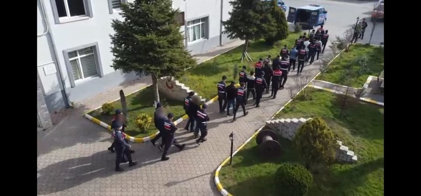 Kadın profili kullanıp açtıkları sahte hesaplarla 500 milyon liralık vurgun yaptılar - Resim: 1
