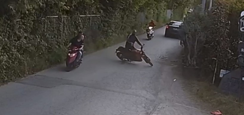 Devrilen motosikletin sürücüsü ağır yaralandı - Resim: 4