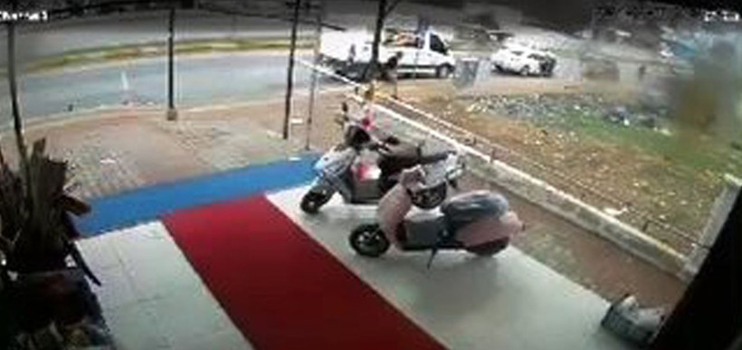 Otomobiliyle kaldırımda yürüyenleri ezdiği anlar kamerada - Resim: 3