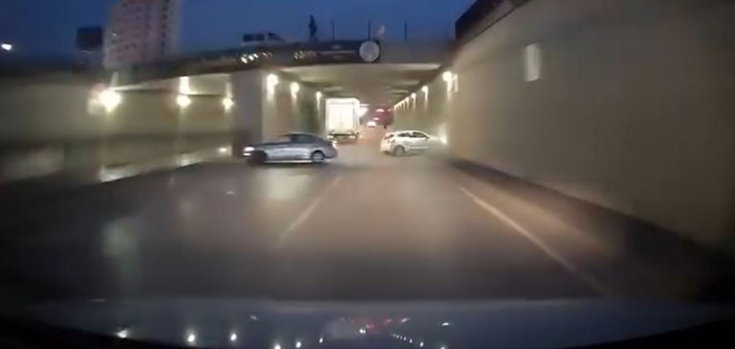 Makas atan sürücü başka araca çarptı; kaza anı kamerada - Resim: 1