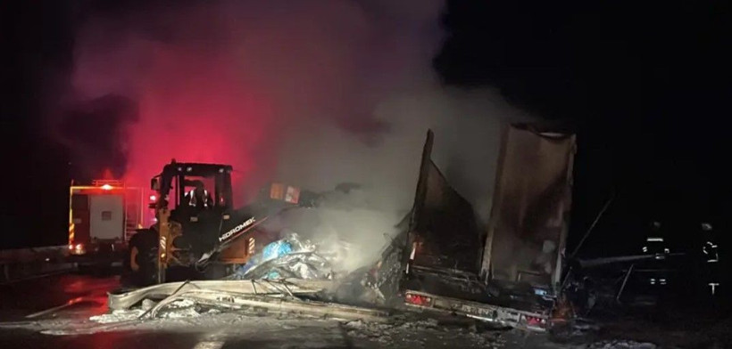 D-100'de TIR alev aldı! İçindeki malzemeler kül oldu - Resim: 4
