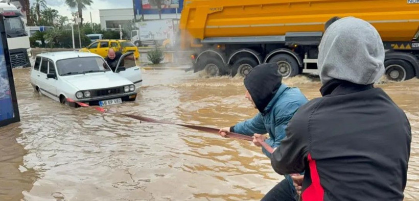 Bodrum'u sağanak vurdu! Yollar suyla doldu, araçlar mahsur kaldı - Resim: 2