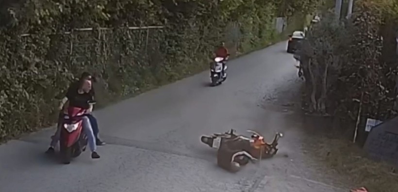 Devrilen motosikletin sürücüsü ağır yaralandı - Resim: 2