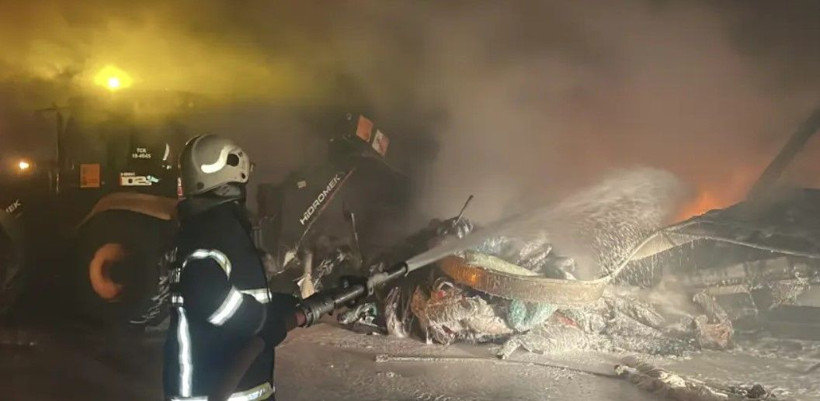 D-100'de TIR alev aldı! İçindeki malzemeler kül oldu - Resim: 3