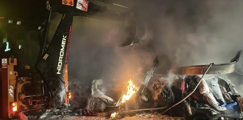 D-100'de TIR alev aldı! İçindeki malzemeler kül oldu - Resim: 2