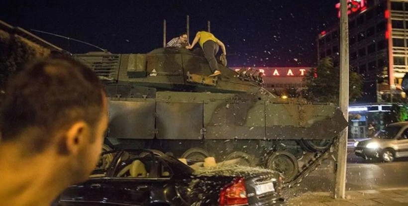 FETÖ'nün darbe girişiminin 10'uncu yılı: 15 Temmuz gecesi saat saat neler yaşandı? - Fotoğraf: 2