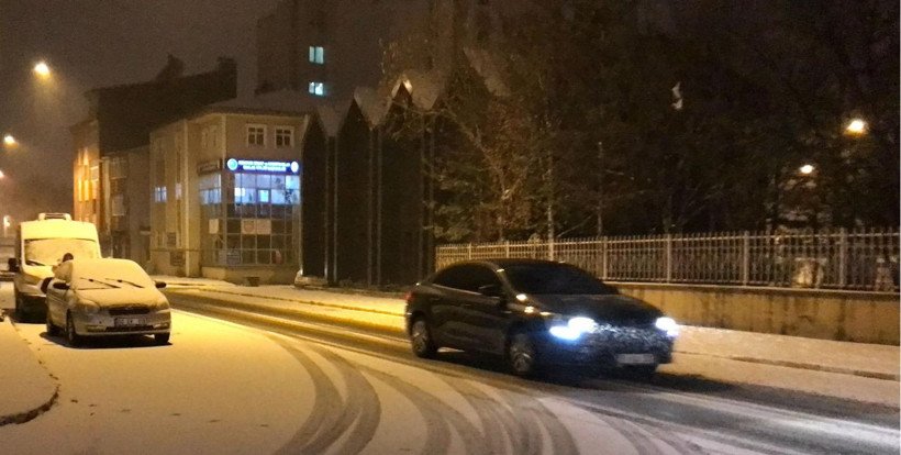 Ardahan'a mevsimin ilk karı düştü - Resim: 1