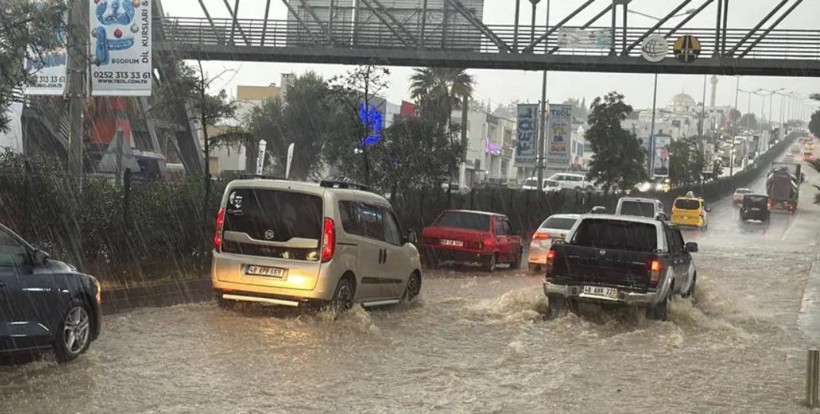 Bodrum'u sağanak vurdu! Yollar suyla doldu, araçlar mahsur kaldı - Resim: 1