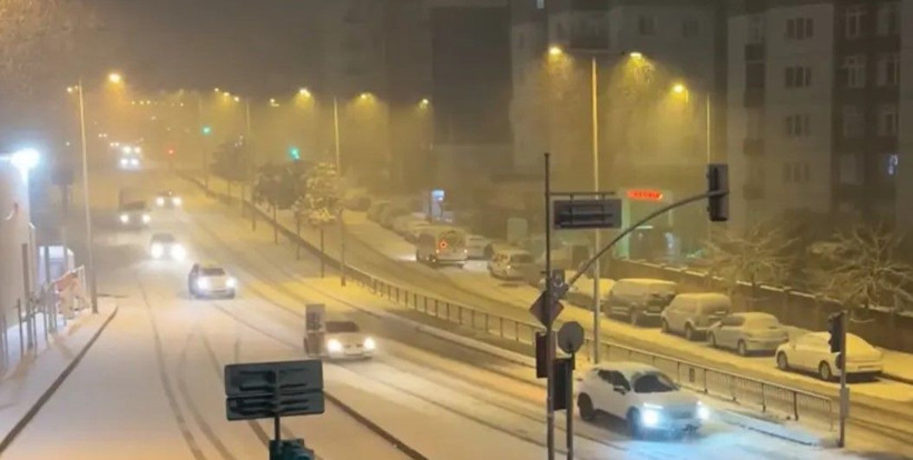 İstanbul'da kar gece boyu devam etti! Araçlar kaydı, sokaklar piste döndü - Resim: 1