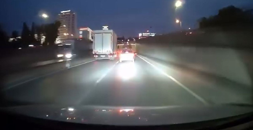 Makas atan sürücü başka araca çarptı; kaza anı kamerada - Resim: 4