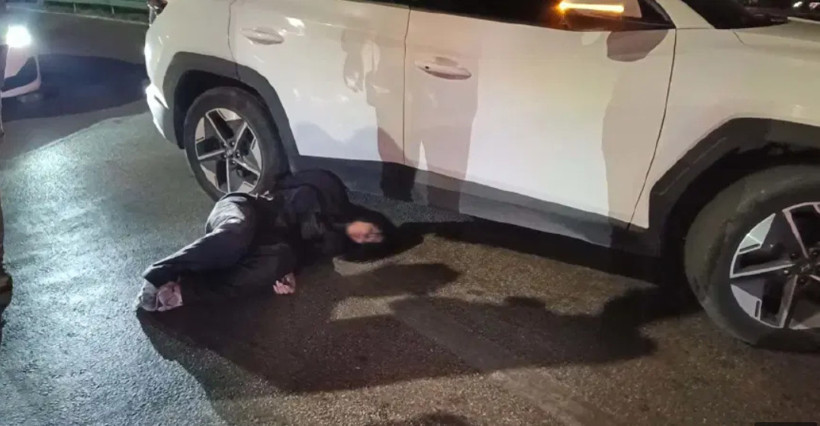 Polise çıkıştı, "Sanatçıyım" diyerek gazetecilere tükürdü, yere yığıldı - Fotoğraf: 2