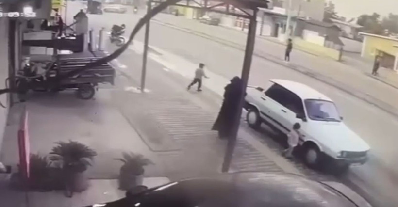 Yolun karşısına koşarken kamyonetin çarptığı çocuk ağır yaralandı; kaza anı kamerada - Resim: 2