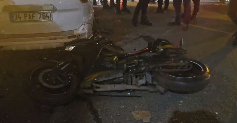 Ataşehir'de motosiklet ile yolcu servisi çarpıştı: 2'si ağır 3 yaralı - Resim: 3