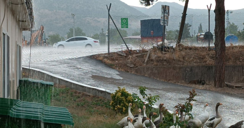 Gaziantep'te sağanak; dere taştı, traktör sürüklendi - Resim: 3