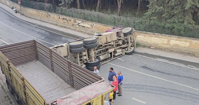 Beykoz'da geri manevra yapan su tankeri devrildi - Resim: 1