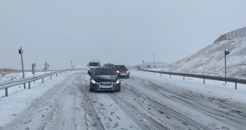 Erzincan-Sivas kara yolunda kar yağışı ulaşımı aksattı - Resim: 2