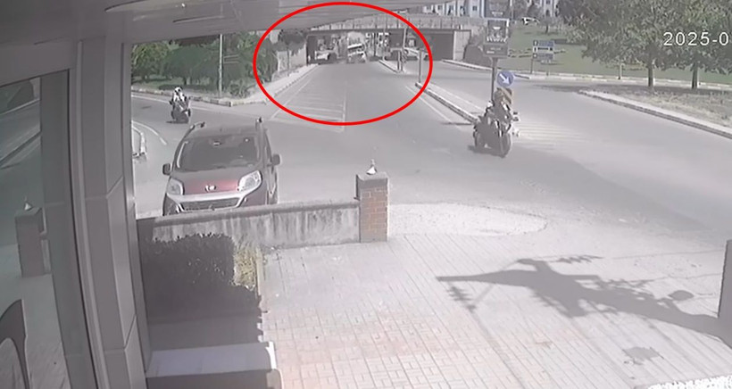 Yalova'da vinç yüklü TIR alt geçitte sıkıştı - Resim: 3