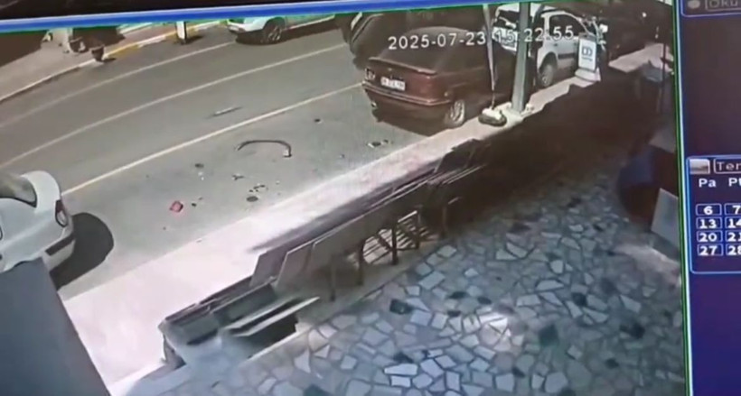 Yalova'da cip, park halindeki 2 otomobile çarparak devrildi - Fotoğraf: 5