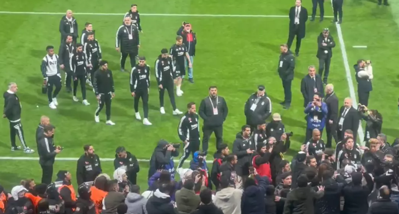 Beşiktaş maçının ardından sahada olay çıktı! Futbolcular yeniden zemine çıkmak zorunda kaldı - Fotoğraf: 4