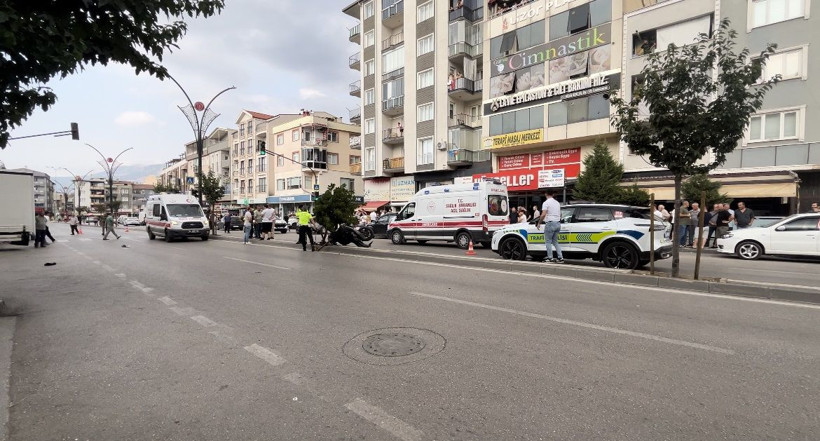 Motosikletin yayaya ardından otomobile çarptığı kaza kamerada - Resim: 1