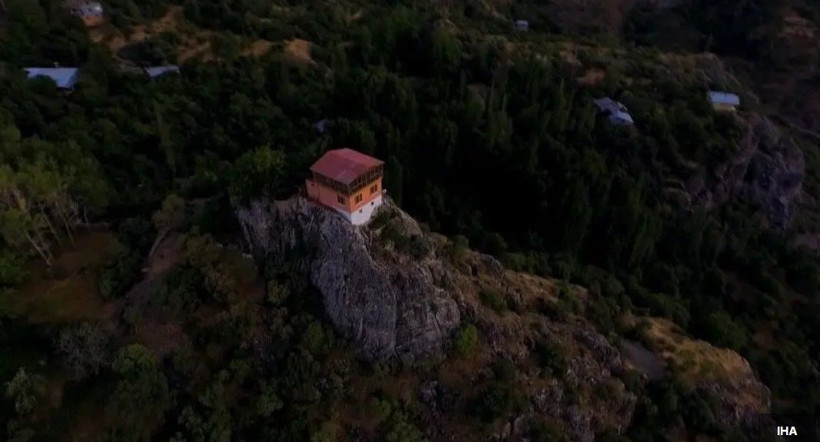 Düğün Dernek 2 de orada çekilmişti.... Kayalığın üzerindeki meşhur ev satılıyor! Fiyatı dudak uçuklattı - Fotoğraf: 2