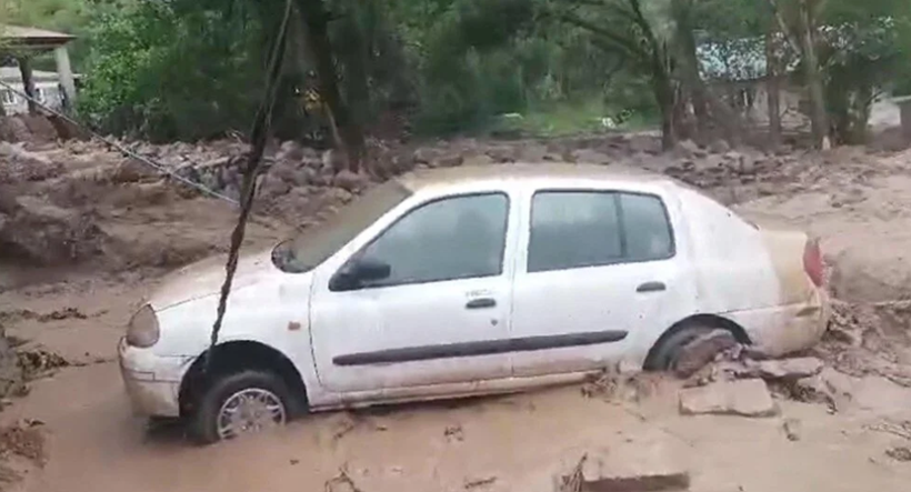 Erzurum’da şiddetli sağanak sele neden oldu: Araçlar sürüklendi, evler kullanılamaz hale geldi - Resim: 2