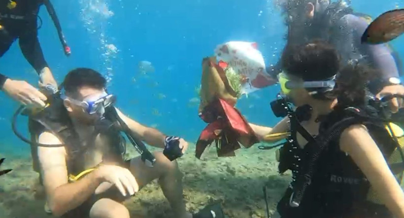 Su altında evlilik teklifi yapıp, yüzük taktı - Resim: 3