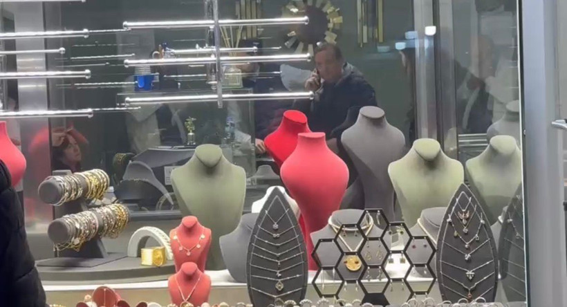 Ordu’da kasklı soyguncu kuyumcudan 5 kilo altınla kaçtı - Resim: 2