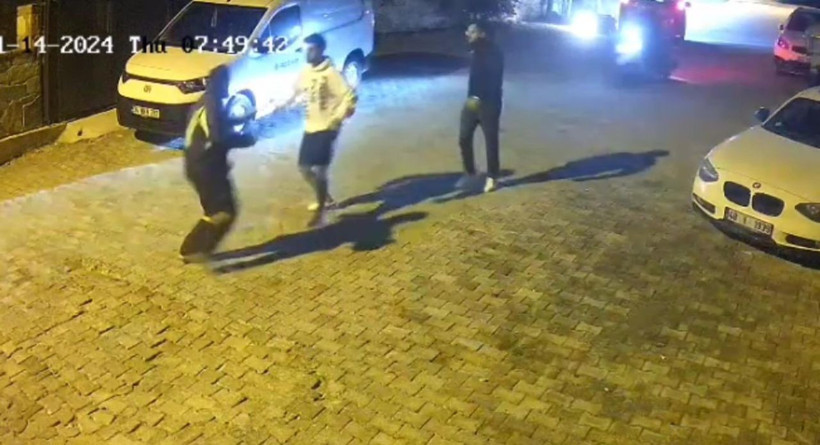 Takip ettikleri motosikletli kuryenin önünü kesip darbettiler - Resim: 1