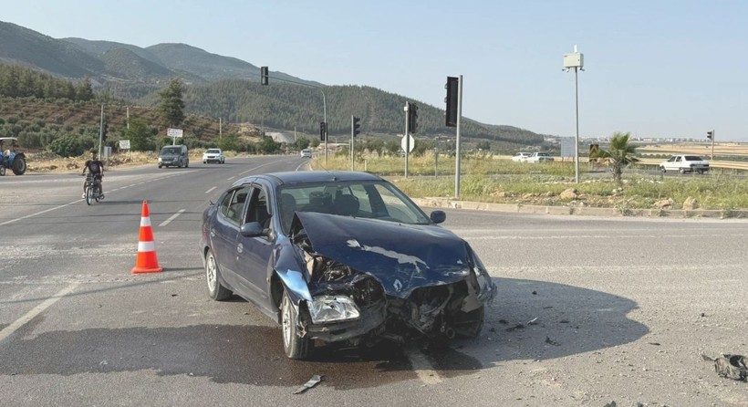 2 otomobilin karıştığı kazada 1'i çocuk 5 kişi yaralandı - Resim: 1