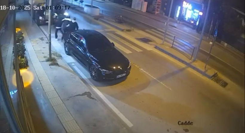 Kontrolden çıkan otomobilin park halindeki araca çarptığı kaza kamerada - Resim: 3