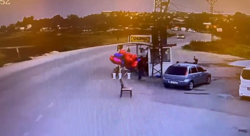 Otomobilin virajda takla attığı kaza kamerada - Resim: 2