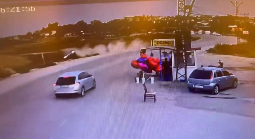 Otomobilin virajda takla attığı kaza kamerada - Resim: 3