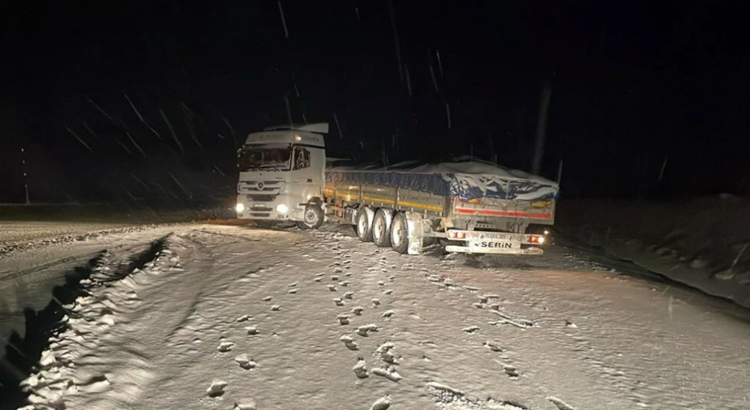 Birçok kentte kar yağışı etkili oluyor: Nisan ayında 20 santim kar - Resim: 1