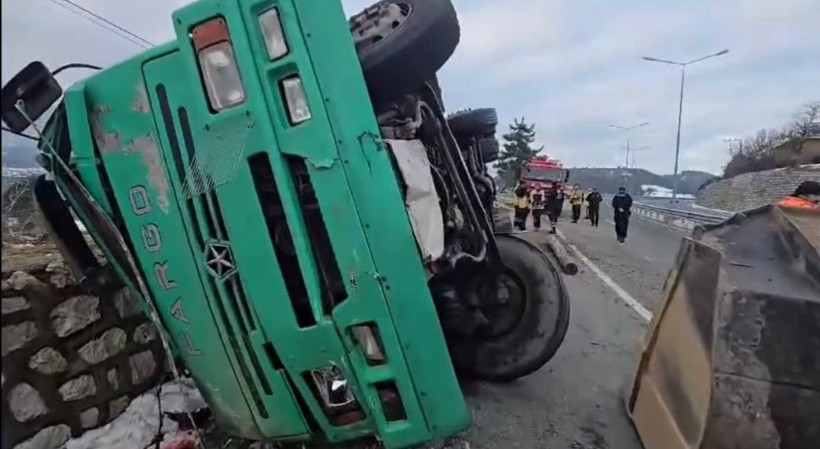 Safranbolu'da devrilen tomruk yüklü kamyondaki 2 kişi öldü - Resim: 3